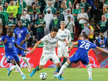 Atletas de Palmeiras e Chelsea disputam bola