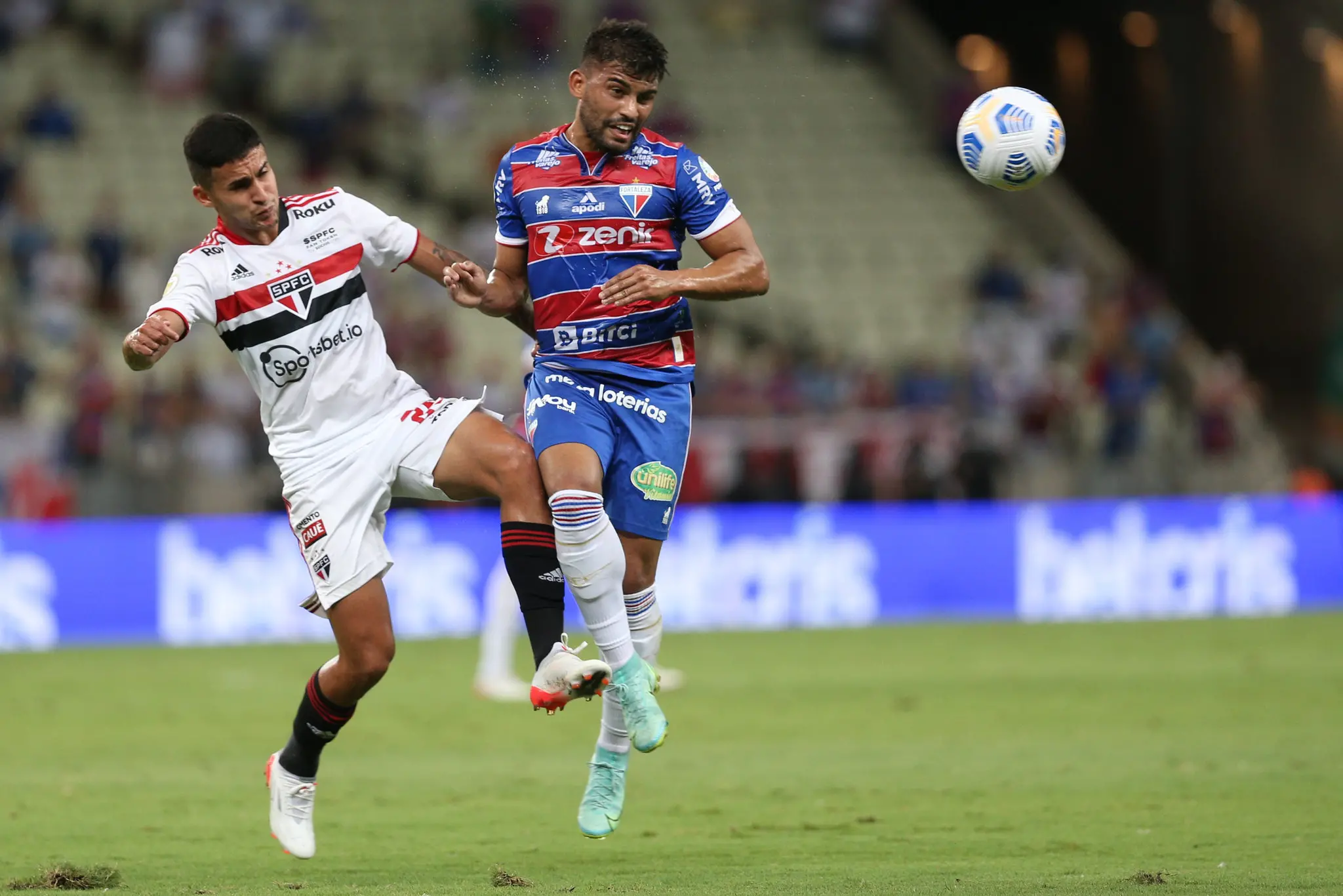 Ronald em campo pelo Fortaleza contra o São Paulo