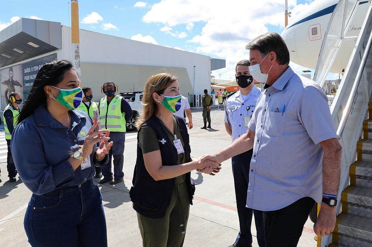 O presidente Jair Bolsonaro, à direita, e a médica cearense Mayra Pinheiro, à esquerda