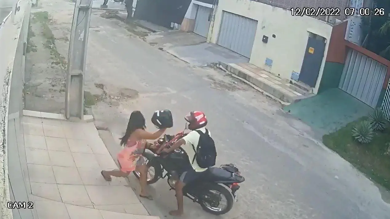 Mulher bate em assaltante com capacete
