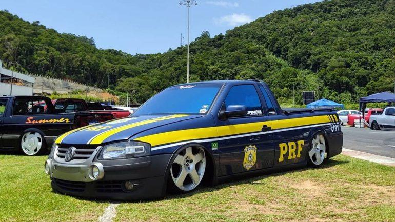 VW Saveiro rebaixada com pintura da PRF é apreendida em operação no Sul
