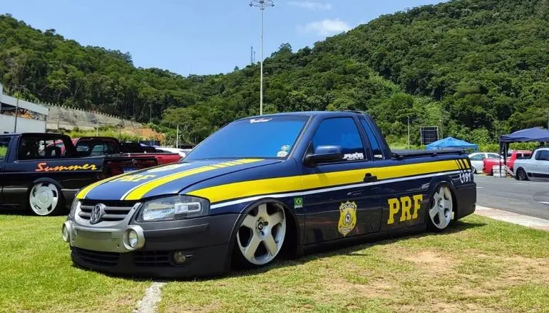Imagem da notícia Saveiro rebaixada e caracterizada como viatura da PRF é apreendida em Santa Catarina