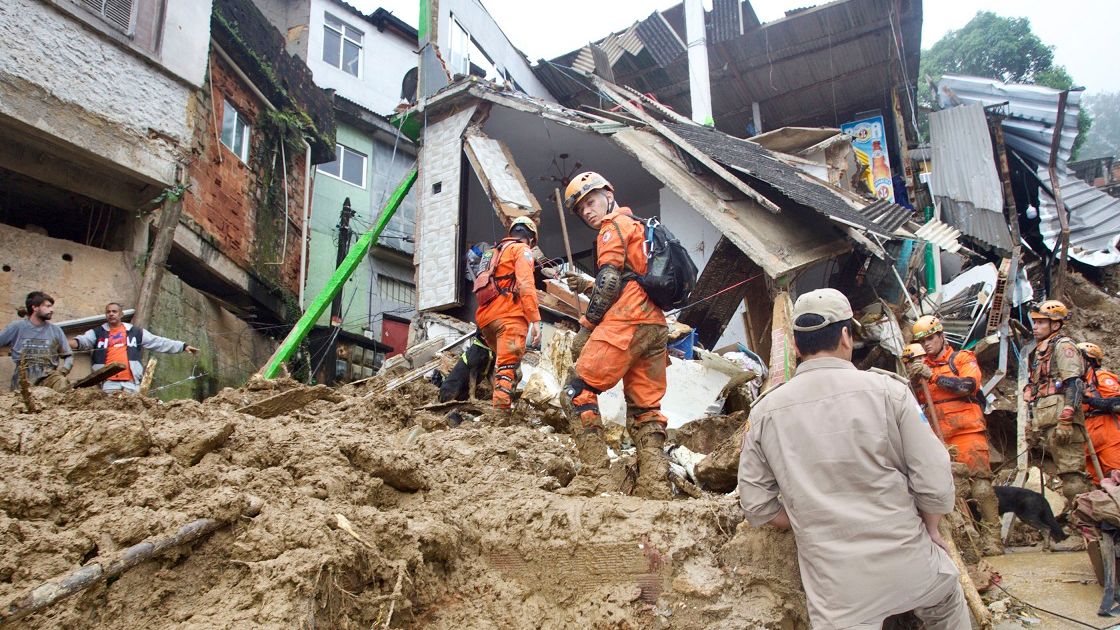 Petrópolis registra mortes, deslizamentos de terra e enchentes após fortes chuvas