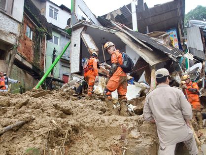 Petrópolis registra mortes, deslizamentos de terra e enchentes após fortes chuvas