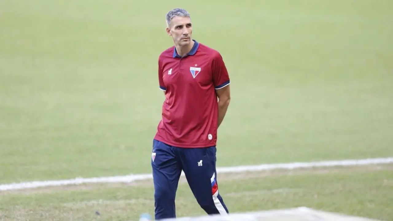 Vojvoda com semblante sério em campo
