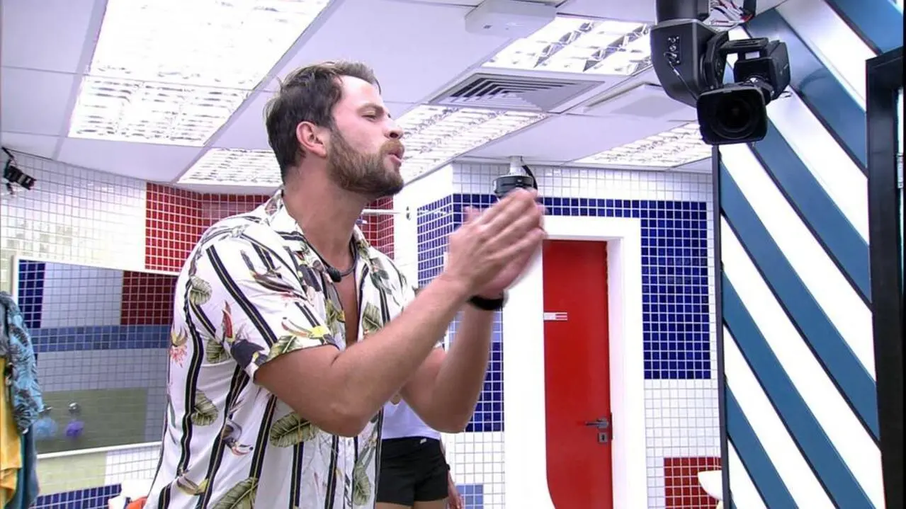 Gustavo discutindo no BBB 22