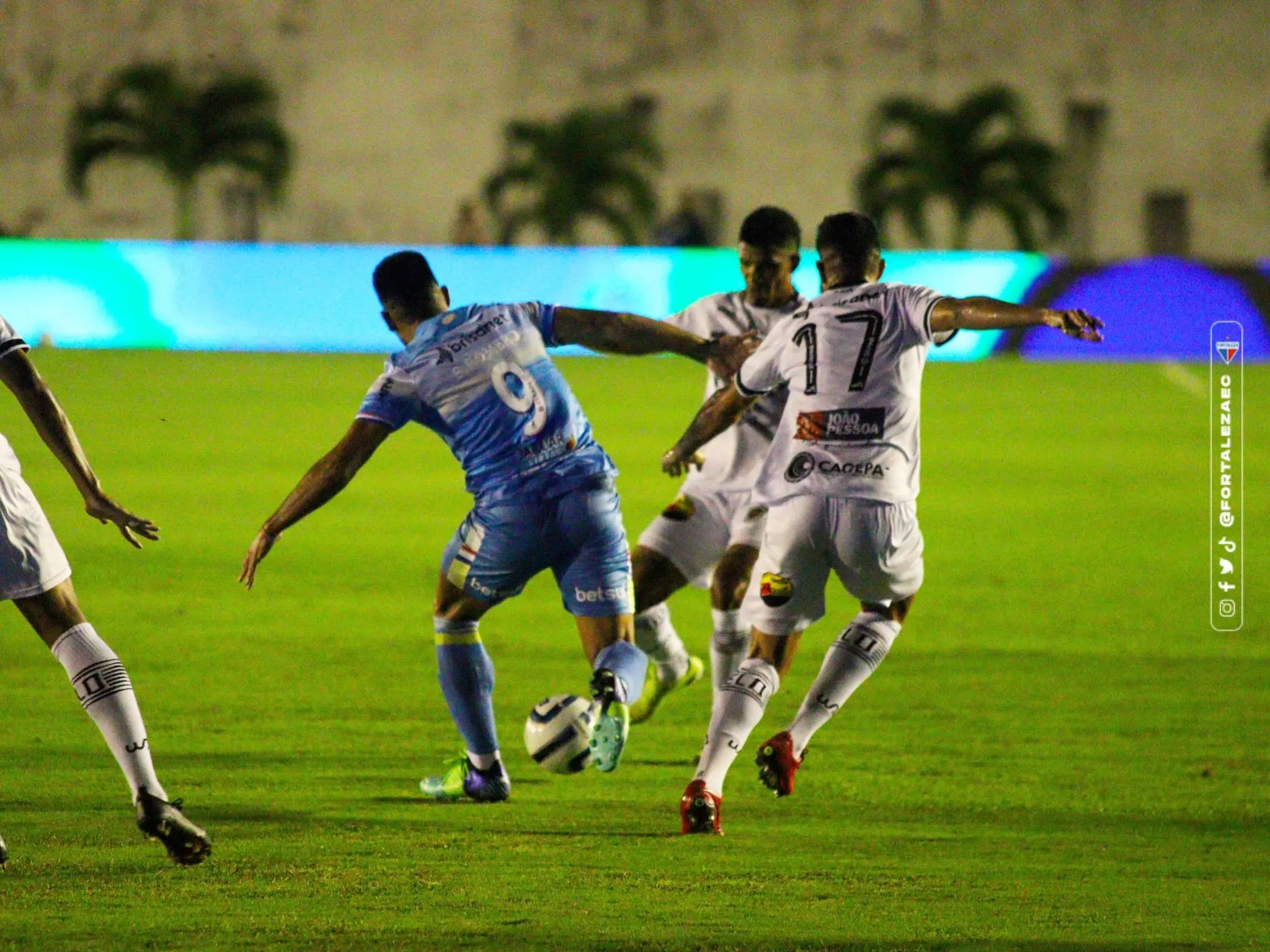 Romero marcado pela defesa adversária