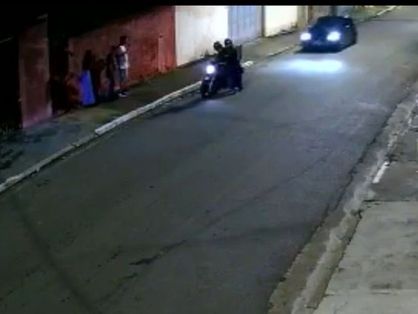 Imagem de câmera de segurança com tio atropelando assaltantes em moto após estes roubarem sobrinhos do motorista