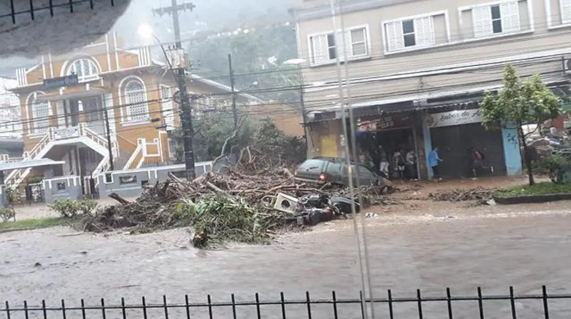Alagamento no centro de Petrópolis.
