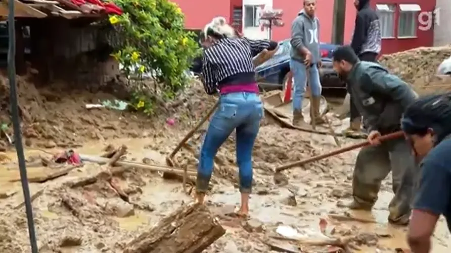 Gizelia usou uma enxada para tentar localizar a filha soterrada em Petrópolis