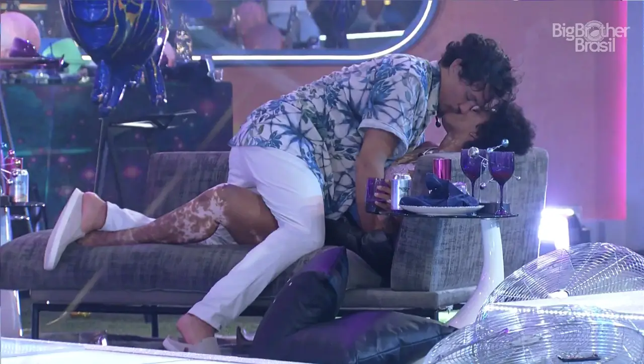 Beijo quente de Eliezer e Natália marcou madrugada