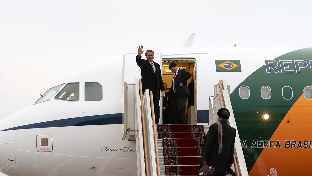 Jair Bolsonaro deixa Rússia em avião oficial brasileiro em direção à Hungria