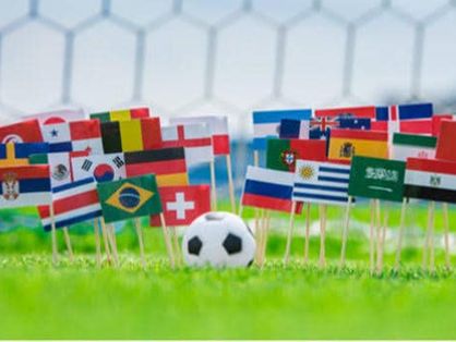 Imagem de uma bola cercada de bandeiras de países