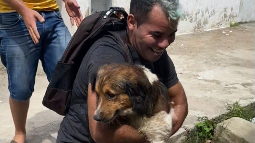 Cão é resgato de boeiro por moradores do bairro Jangurussu