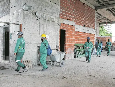 Imagem da notícia: Construção civil cresce na pandemia, mas juros altos e cenário político ameaçam estabilidade