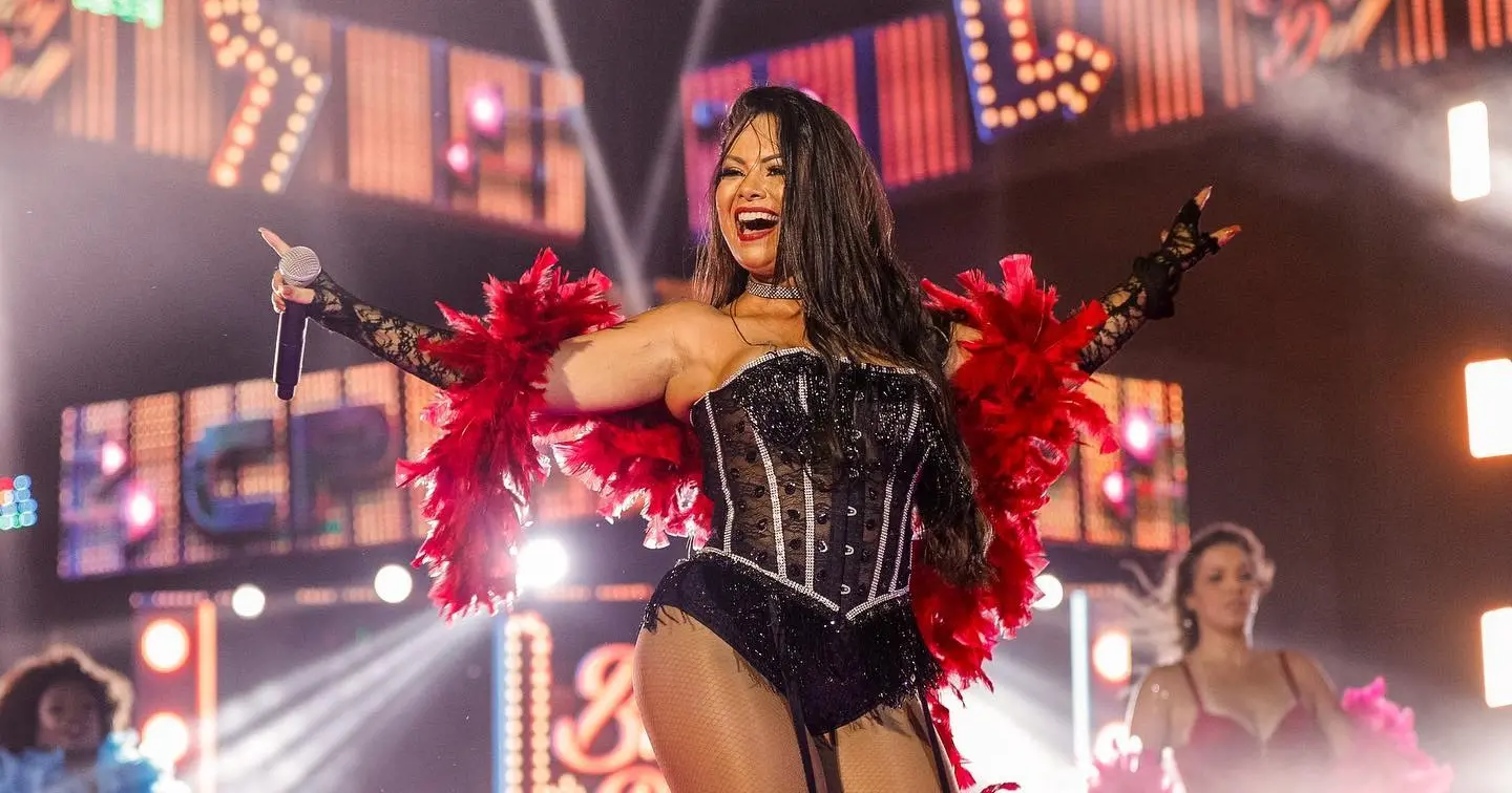 Paulinha Abelha ficou conhecida por dançar e chamar os fãs no palco para dançar a música 