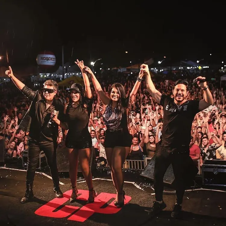 Paulinha Abelha ao lado de Daniel Dial, Silvânia Aquino e Bell Oliver