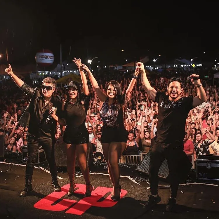 Paulinha Abelha ao lado de Daniel Dial, Silvânia Aquino e Bell Oliver