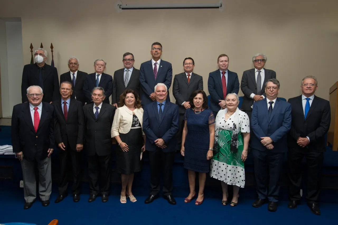 Membros da Academia Cearense de Economia, presidida por Lauro Chaves Neto.