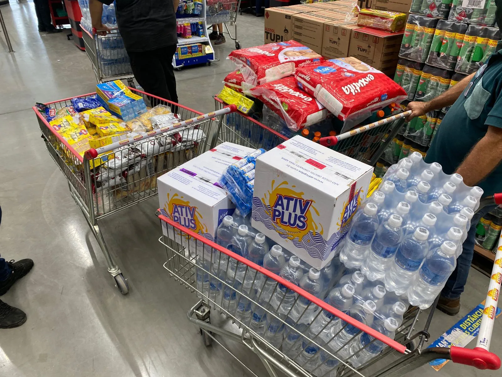 Os suprimentos são comprados com ajuda voluntária e distribuídos pela cidade