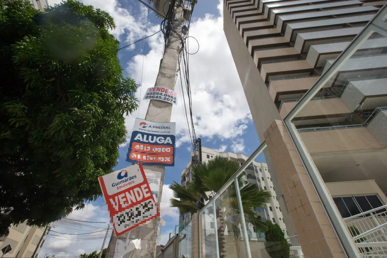poste com diversas placas de anúncio de aluguel