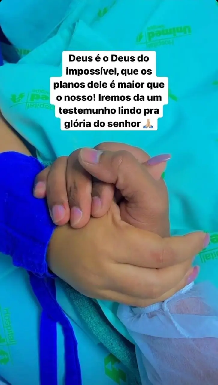 Clevinho segurando mão de Paulinha Abelha em internação