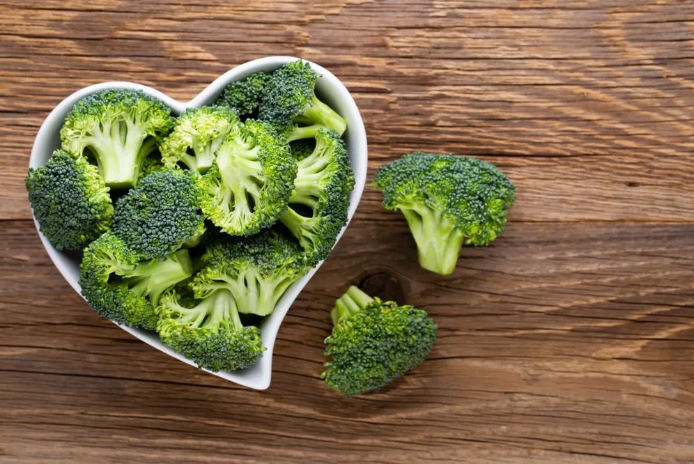 O consumo de brócolis fornece ao corpo antioxidantes, substâncias que combatem o envelhecimento precoce
