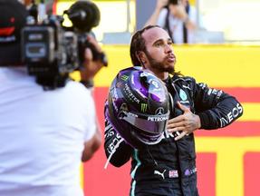 Lewis Hamilton comemora após prova da Fórmula 1