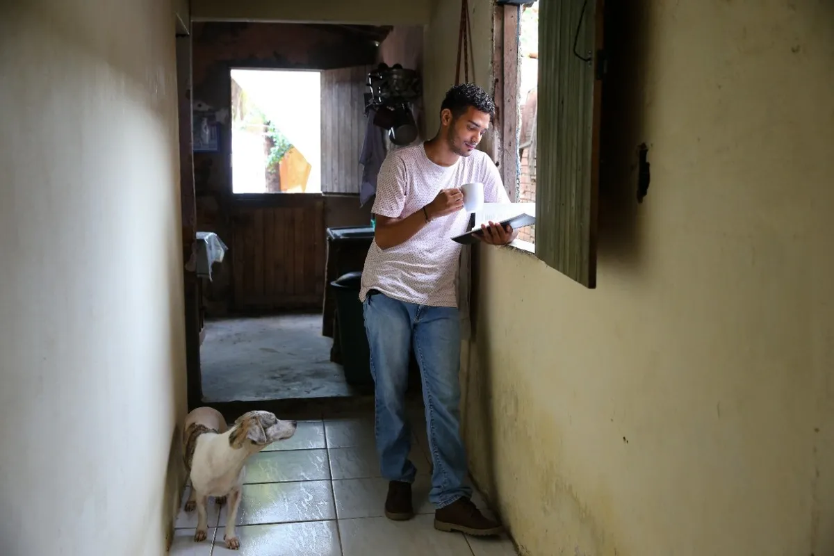 João é envolvido em projetos da comunidade, que o ajudaram a se manter na escola. O estudante integra o coletivo de jovens do Bom Jardim, 
