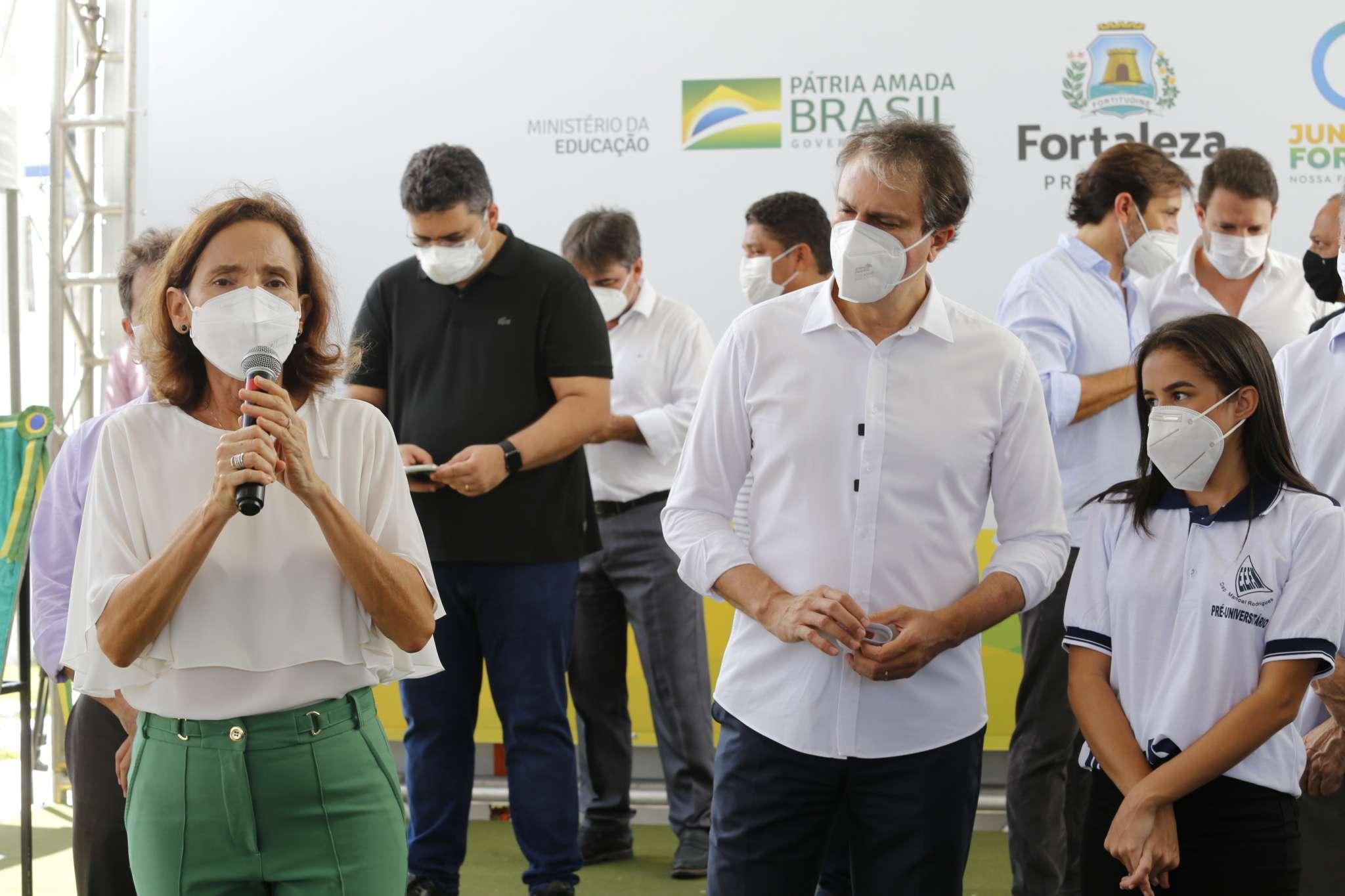 Vice-governadora e governador Camilo Santana em inauguração de escola em Fortaleza