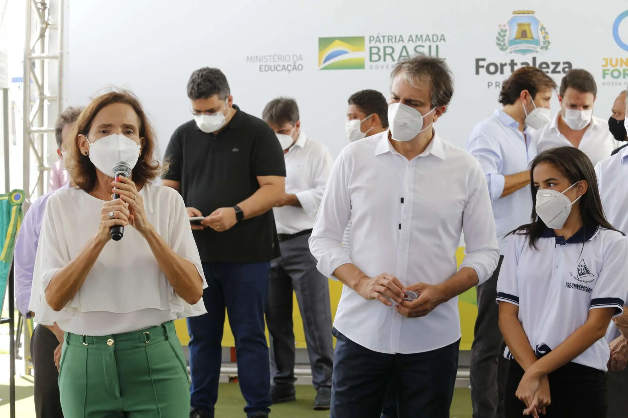 Vice-governadora e governador Camilo Santana em inauguração de escola em Fortaleza