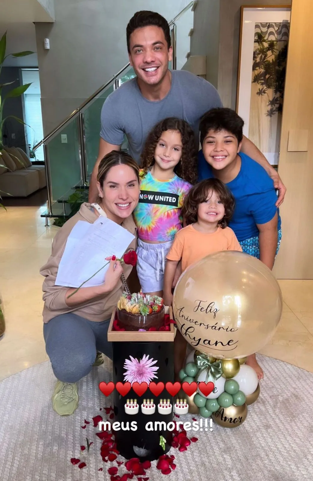 Safadão e os filhos fazem surpresa para Thyane Dantas
