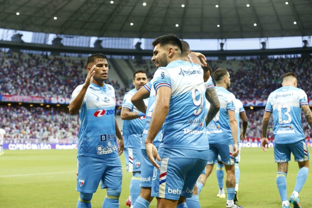 Romero e jogadores do Fortaleza comemoram gol marcado pelo Fortaleza