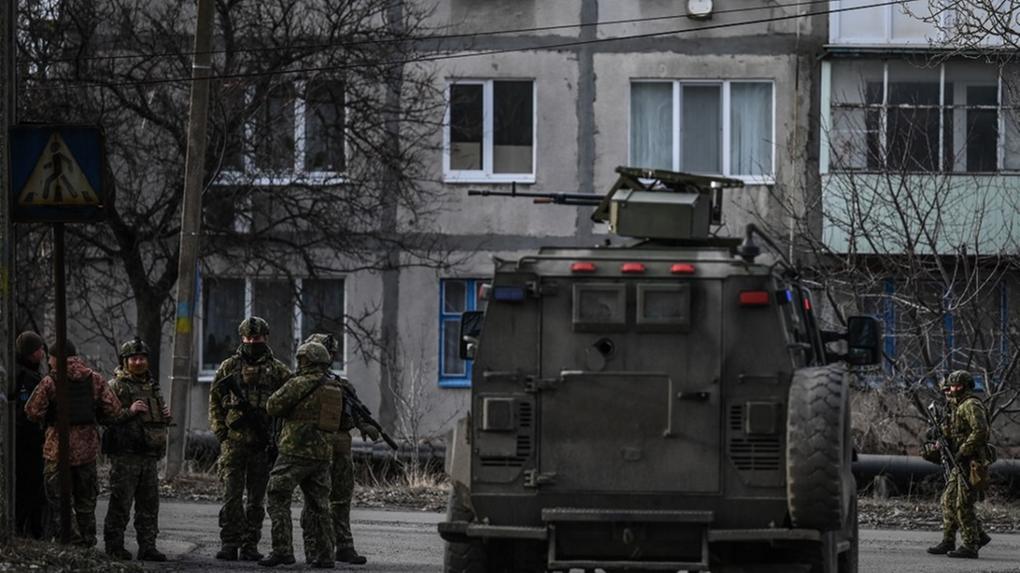 Tropas ucranianas patrulham a cidade de Novoluhanske, leste da Ucrânia, em 19 de fevereiro de 2022