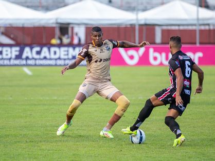 Atletas de Ceará e Atlético-BA disputam bola