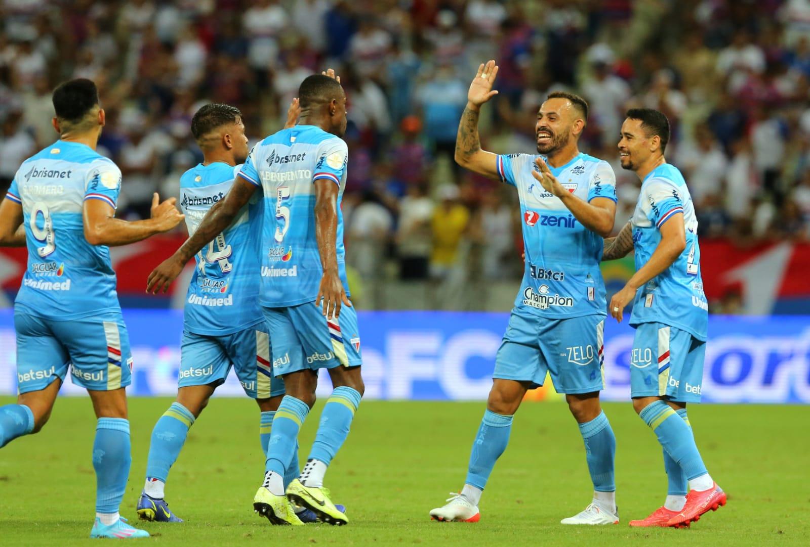 Jogadores do Fortaleza comemoram gol marcado