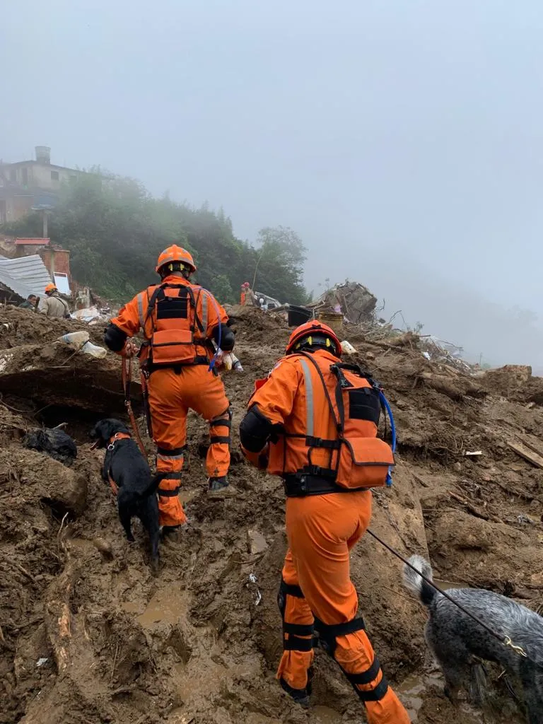 Corpo de Bombeiros do Ceará recebe instruções das equipes já atuantes em Petrópolis para auxiliar nas buscas por sobreviventes