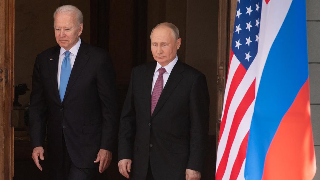 Joe Biden e Vladimir Putin caminham lado a lado