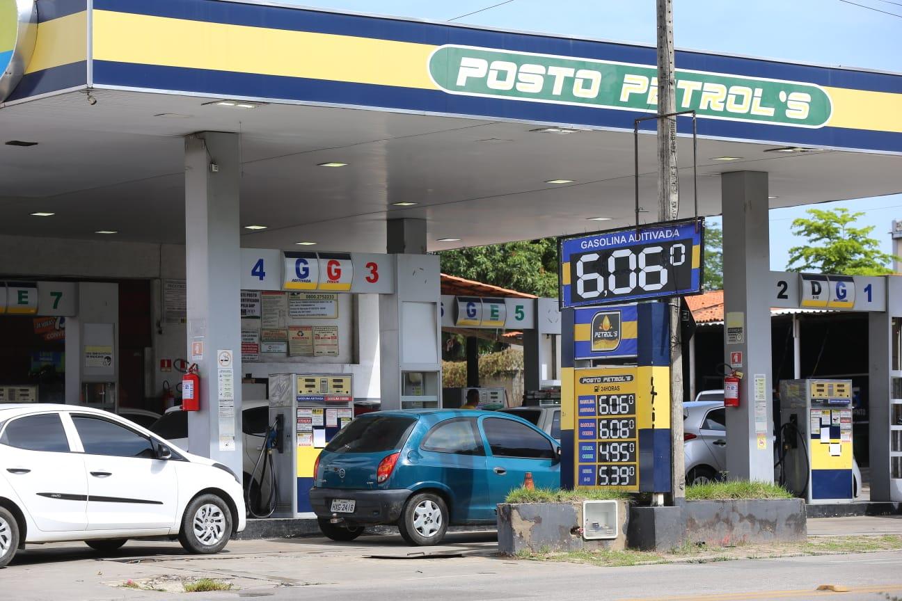 Gasolina por R$ 6,06 na Avenida João Pessoa