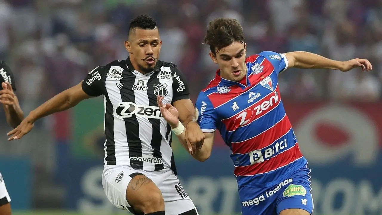 Atletas de Ceará e Fortaleza disputam lance no corpo físico