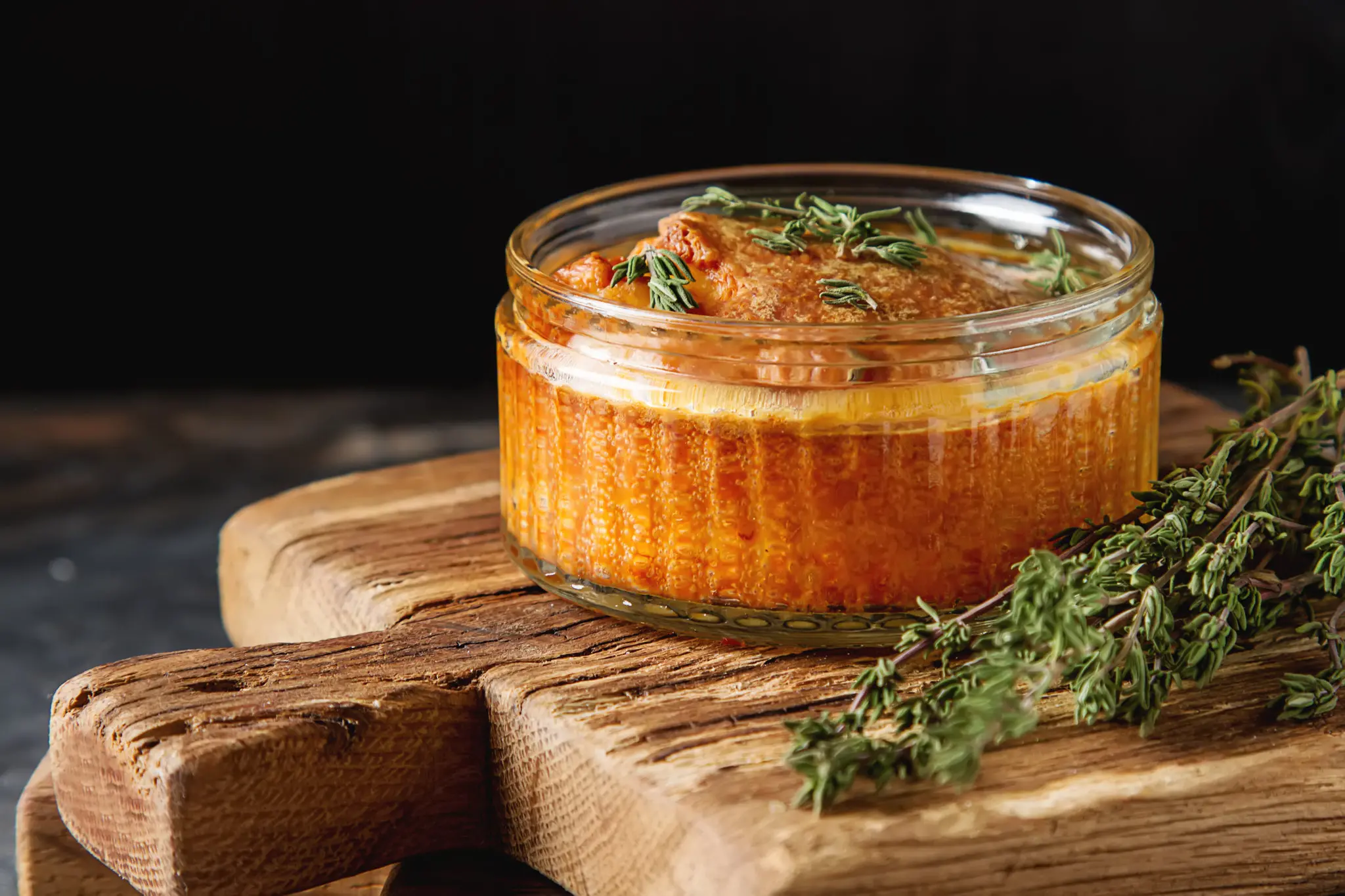 Suflê de queijo sobre uma tábua de madeira em um fundo escuro