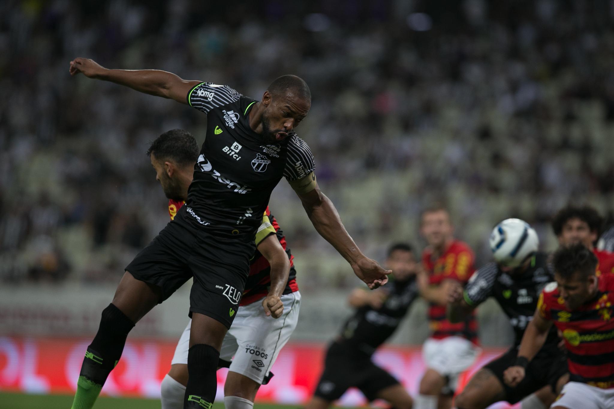 Luiz Otávio cabeceia bola em jogo do Ceará