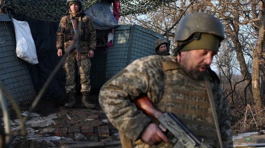 Militares das Forças Militares Ucranianas caminham na linha de frente com separatistas apoiados pela Rússia perto de Novohnativka, região de Donetsk, em 20 de fevereiro de 2022.