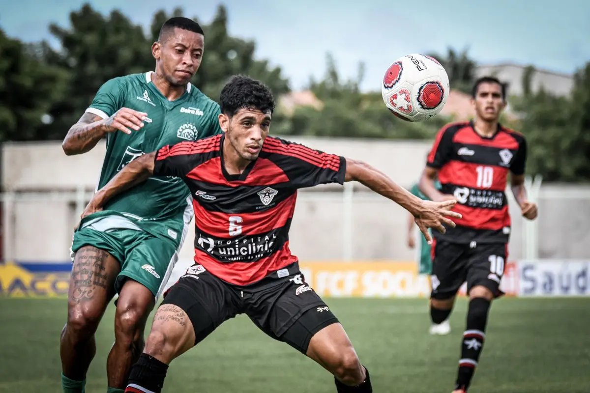 Atletas de Atlético-CE e Icasa disputam bola