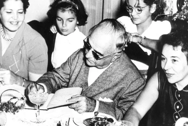 Getúlio Vargas cercado por mulheres que tiveram forte representação política à época do decreto que criou o Código Eleitoral.