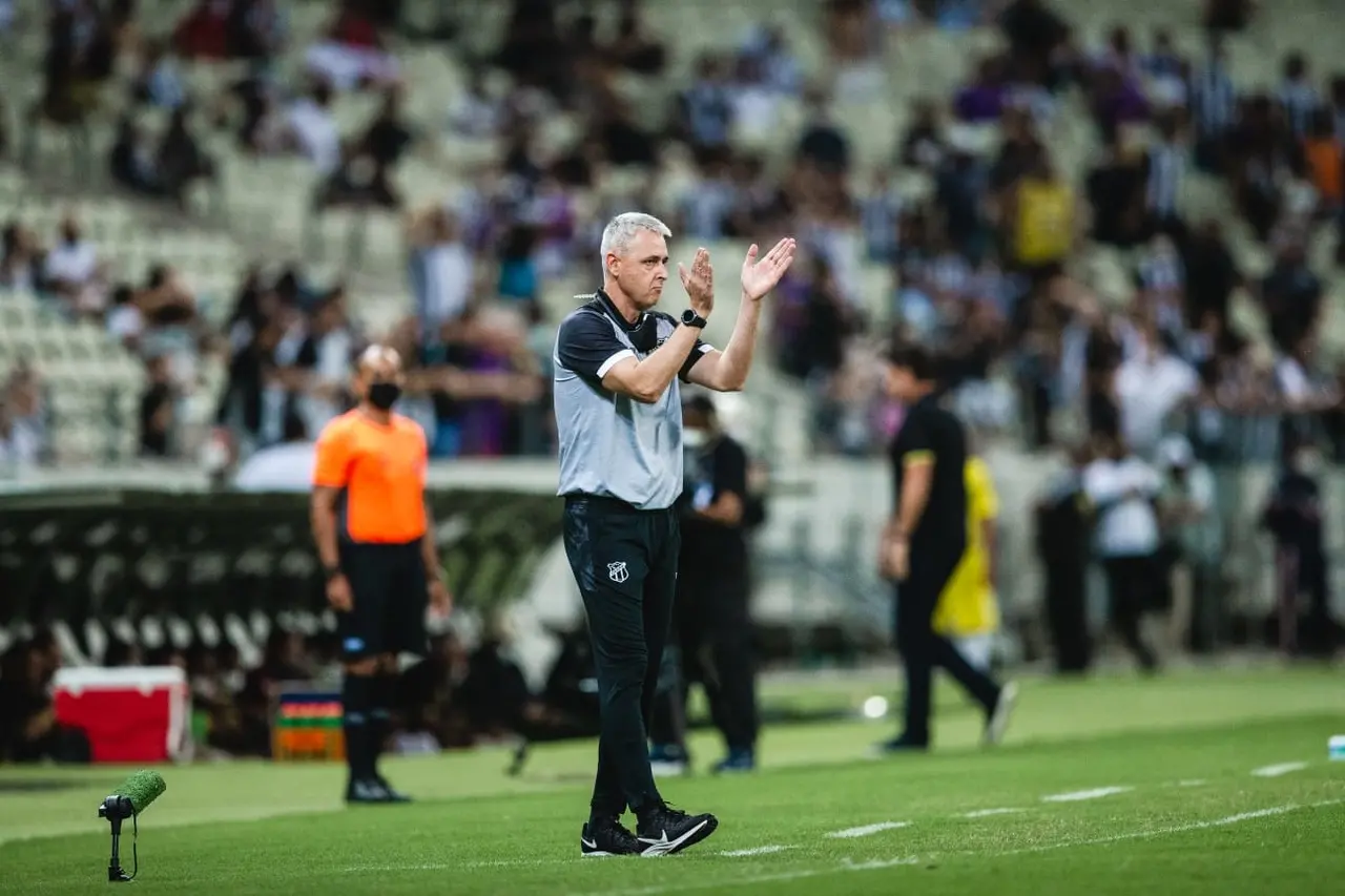 Tiago Nunes com semblante sério à beira do gramado pelo Ceará