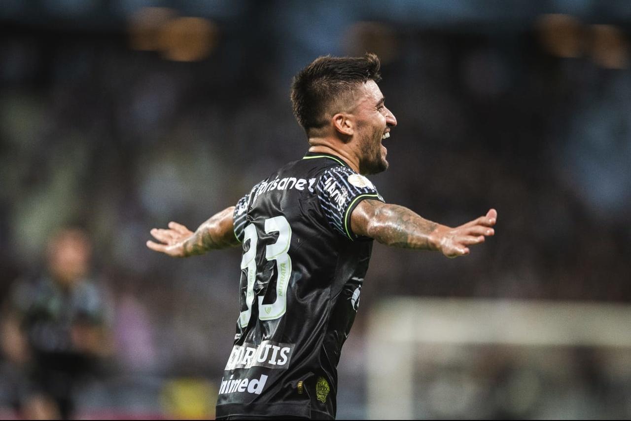 Victor Luís comemora gol pelo Ceará