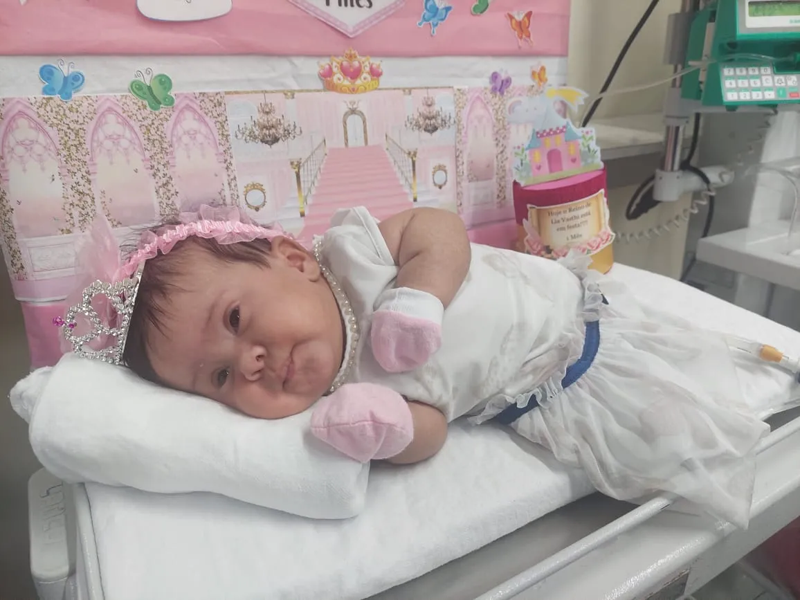 A pequena Lia está internada se recuperando de cirurgia, ela nasceu com malformação congênita na coluna
