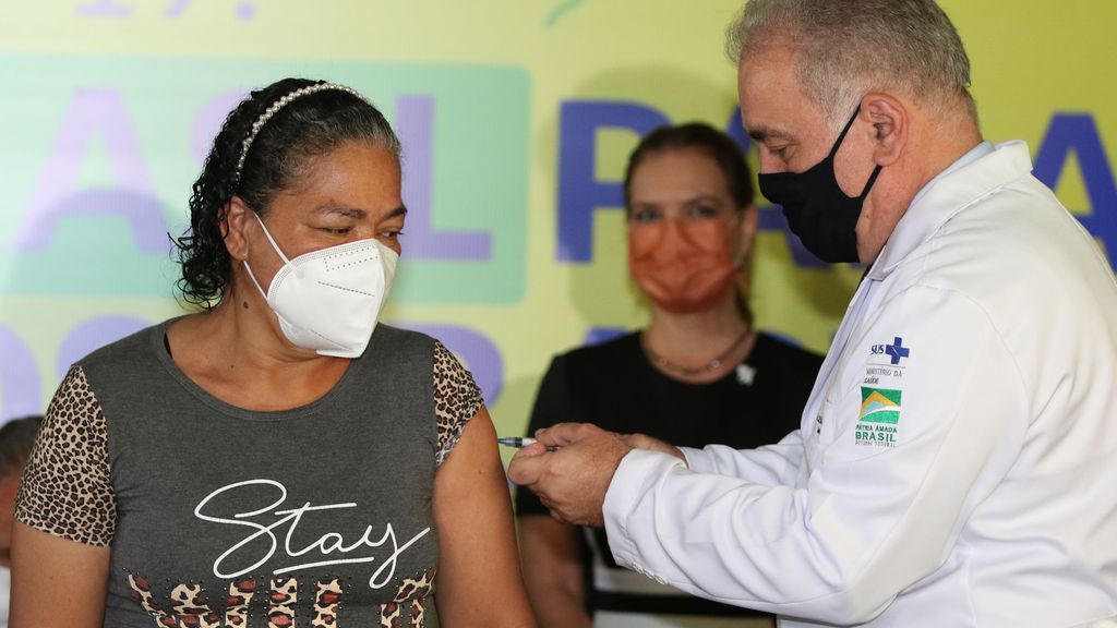 #Brasil: Vacina da AstraZeneca com produção 100% brasileira é aplicada pela primeira vez no País