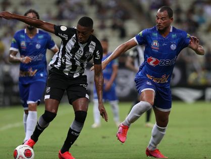 Gabriel Santos em disputa de bola com jogador do Iguatu